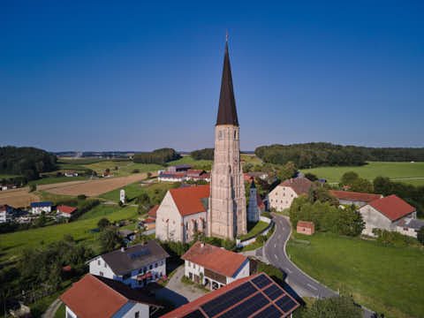 Gemeinde Zeilarn Landkreis Rottal-Inn Schildthurn Luftaufnahme (Dirschl Johann) Deutschland PAN